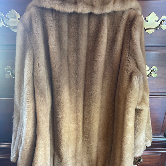 Vintage mid century faux fur 3/4 cost. Classic. - Picture 4 of 8